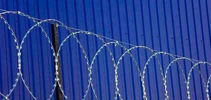 Instalação da concertina Flat em portão de correr
